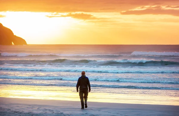 Homem Praia Oceânica Pôr Sol Fundo Conceito Férias — Fotografia de Stock