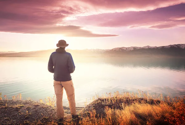 男人在美丽的高山湖畔放松 — 图库照片
