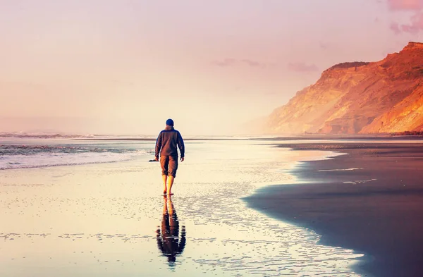 Mann Strand Des Ozeans Bei Sonnenuntergang Hintergrund Des Urlaubskonzepts — Stockfoto
