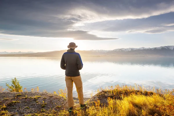 Muž Relaxuje Krásných Horách Jezera — Stock fotografie