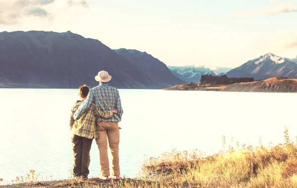 Tekapo Gölü Yeni Zelanda Gölü Güzel Dağlarda Bir Çift — Stok fotoğraf