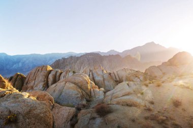 Alabama tepelerinde sıradışı taş oluşumları yapan yürüyüşçü, Kaliforniya, ABD