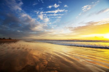 Ocean Beach, Yeni Zelanda 'da güzel bir gün batımı. İlham verici doğal ve seyahat geçmişi
