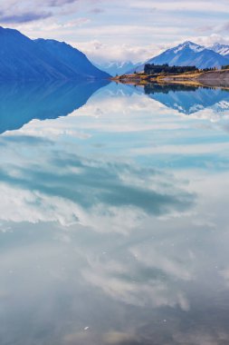 Yeni Zelanda 'daki inanılmaz doğal manzaralar. Gün batımında dağlar göl.