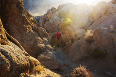 Alabama tepelerinde sıradışı taş oluşumları yapan yürüyüşçü, Kaliforniya, ABD