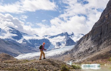 Kanada dağlarında yürüyüş yapan adam. Yürüyüş, Kuzey Amerika 'da popüler bir eğlence aktivitesidir. Bir sürü pitoresk yol var..