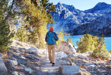 Yüksek dağlarda yürüyüş yapan bir gezgin.