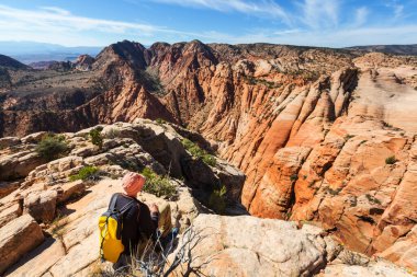 Utah dağlarında yürüyüş. Alışılmadık doğal manzaralarda yürüyüş. Fantastik kumtaşı oluşumları.
