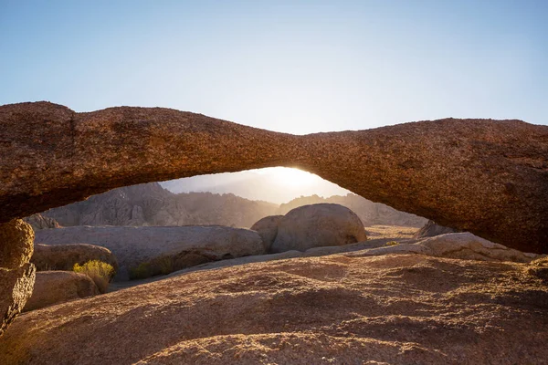 米国カリフォルニア州アラバマの丘で異常な石の形成でハイカー — ストック写真