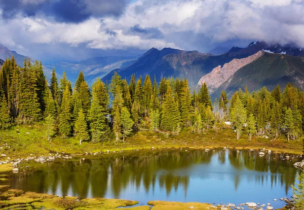 Scena Serena Presso Lago Montagna Canada Con Riflesso Delle Rocce — Foto Stock