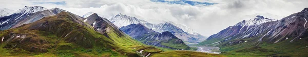 Yazın Alaska Nın Picturesque Dağları Karla Kaplı Kütleler Buzullar Kayalık — Stok fotoğraf