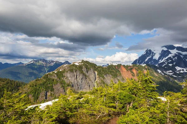 美国华盛顿州北喀斯喀特山脉美丽的山峰 — 图库照片