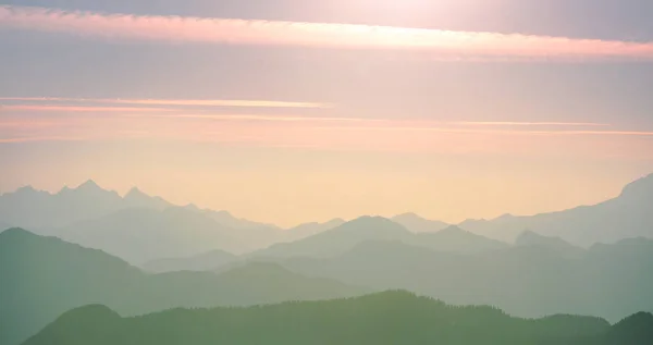 日出时山的轮廓 美丽的自然背景 — 图库照片