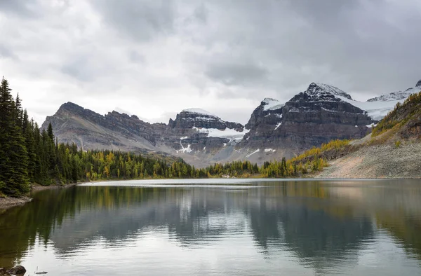 Erstaunliche Berglandschaften Mount Assiniboine Provincial Park British Columbia Kanada Herbstsaison — Stockfoto