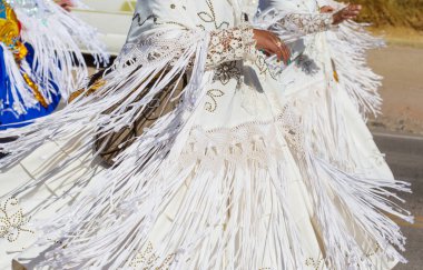 Peru, Güney Amerika 'da karnaval kıyafetleri üzerine renkli bir dekor.