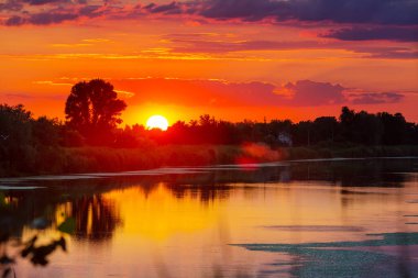 Gün batımında gün batımında gün batımında sonbahar manzaraları.