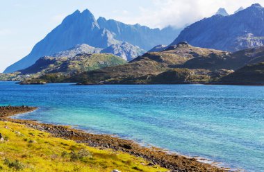 Kuzey Norveç 'teki Lofoten adalarındaki güzel manzaralar. Yaz mevsimi.