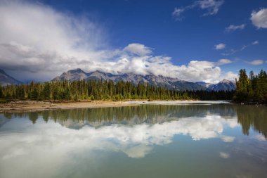 Yaz mevsiminde Kanada Kayalıkları 'nda resim gibi dağ manzarası