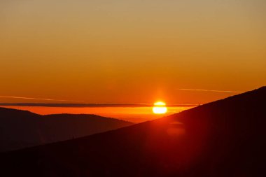 Dağlarda manzaralı günbatımı. Sonbahar mevsimi.
