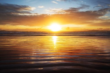 Deniz kıyısında manzara renkli gün batımı. Duvar kağıdı ya da arkaplan resmi için iyi. Güzel doğa manzaraları