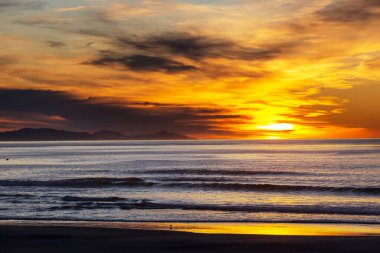 Deniz kıyısında manzara renkli gün batımı. Duvar kağıdı ya da arkaplan resmi için iyi. Güzel doğa manzaraları