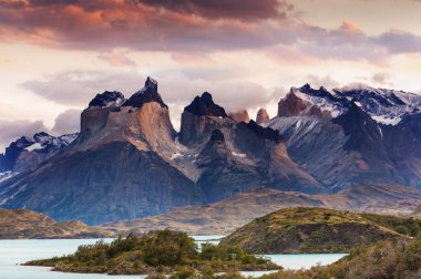 Şili 'deki Torres del Paine Ulusal Parkı' ndaki güzel dağ manzaraları. Dünyaca ünlü yürüyüş bölgesi.