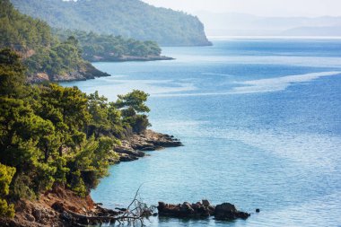Türkiye 'nin güzel deniz kıyıları. Lycian yürüyüşü boyunca şaşırtıcı doğal manzaralar..