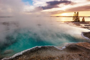 İlham verici doğal bir geçmiş. Yellowstone Ulusal Parkı 'ndaki havuz ve gayzer alanları, ABD.