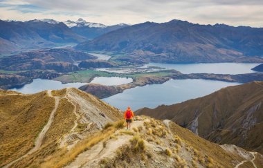 Roys Tepesi 'nde gezgin yürüyüşü. Yeni Zelanda. Wanaka Gölü