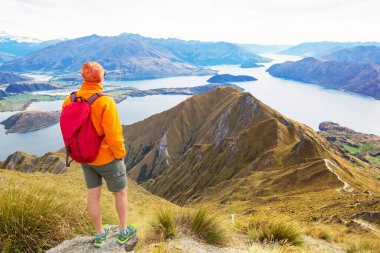 Roys Tepesi 'nde gezgin yürüyüşü. Yeni Zelanda. Wanaka Gölü