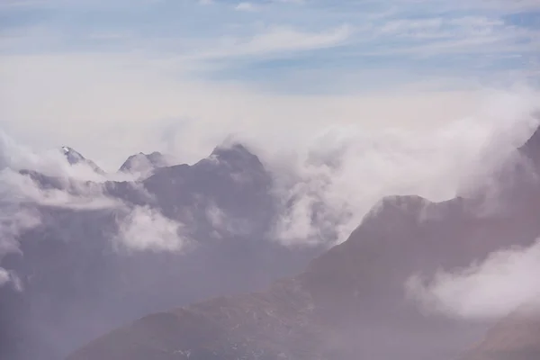 Bella Scena Mattutina Montagna Nebbia All Alba — Foto Stock