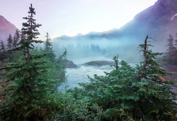 美国蒙大拿州冰川国家公园的风景如画的岩石山峰 美丽的自然景观 — 图库照片