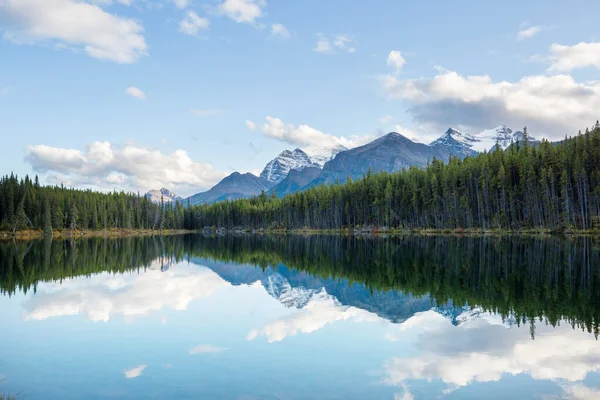 Serene Scene Mountain Lake Canada Reflection Rocks Calm Water — Stock Photo, Image