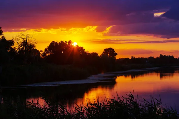 夕阳西下的湖上落日的风景 — 图库照片