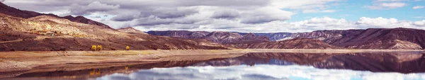 Klidné Jezero Horách Letní Sezóně Krásné Přírodní Krajiny — Stock fotografie