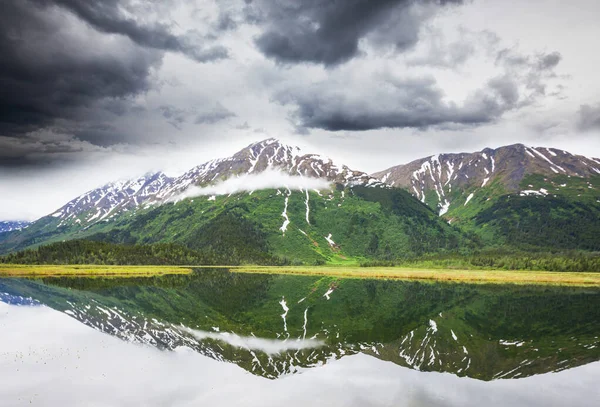Yaz Mevsiminde Dağlarda Huzur Gölü Güzel Doğal Manzaralar — Stok fotoğraf