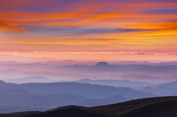 日の出の山のシルエット 美しい自然背景 — ストック写真