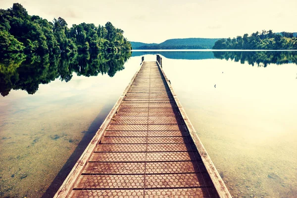 宁静山湖中的木制码头 — 图库照片