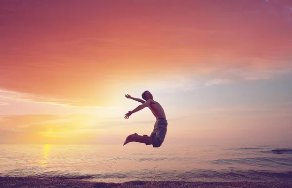 Hombre Saltando Costa Del Océano Nueva Zelanda — Foto de Stock