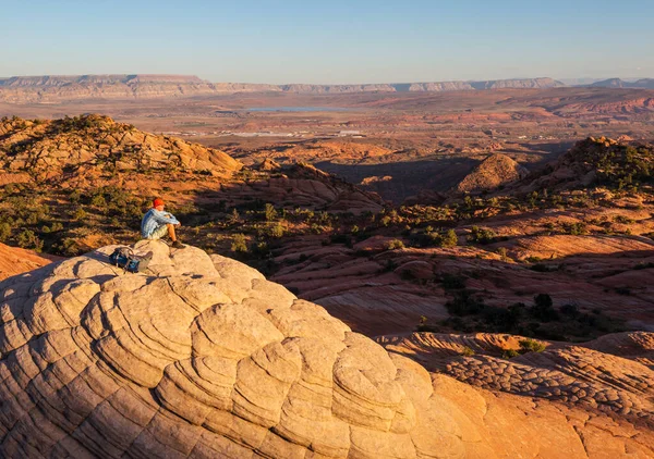 Vaellus Utahin Vuorilla Patikointi Epätavallisissa Luonnonmaisemissa Fantastic Muodot Hiekkakivi Kokoonpanoissa — kuvapankkivalokuva