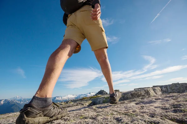 Backpacker Een Wandeling Zomerbergen — Stockfoto