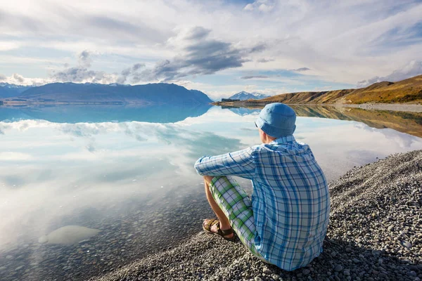 Hombre Relajante Hermosas Montañas Lago —  Fotos de Stock