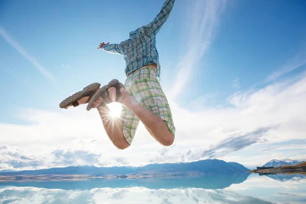Springender Mann Blauem Himmel — Stockfoto