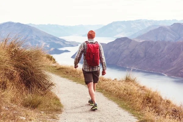 Caminhadas Viajantes Roys Peak Nova Zelândia Lago Wanaka — Fotografia de Stock