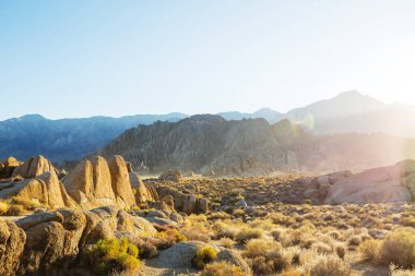 Alabama tepelerinde sıradışı taş oluşumları yapan yürüyüşçü, Kaliforniya, ABD