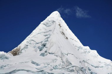 Güney Amerika, Peru 'daki Cordillera dağlarında güzel bir tepe Alpamayo.