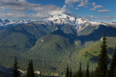 North Cascade Range, Washington / ABD 'de güzel bir dağ zirvesi.