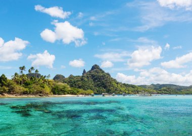 Deniz koyunun ve dağ adalarının muhteşem manzarası, Palawan, Filipinler tatil sükuneti güzel tropikal doğa