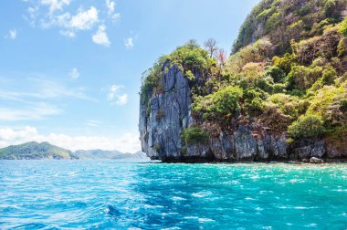 Deniz koyunun ve dağ adalarının muhteşem manzarası, Palawan, Filipinler tatil sükuneti güzel tropikal doğa