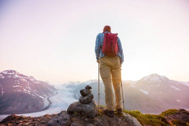 Kanada dağlarında yürüyüş yapan adam. Yürüyüş, Kuzey Amerika 'da popüler bir eğlence aktivitesidir. Bir sürü pitoresk yol var..